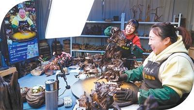 安徽黄山祁门县电商产业园，主播通过直播平台推广当地特色产品。施亚磊摄（影像中国）