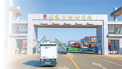 甘肃张掖公路物流港，一辆满载快递包裹的智能无人驾驶运输车将快递包裹送往服务站。杨永伟摄（影像中国）