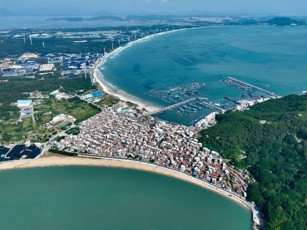 这是2024年10月16日拍摄的福建省漳州市东山县澳角村（无人机照片）。新华社记者姜克红摄