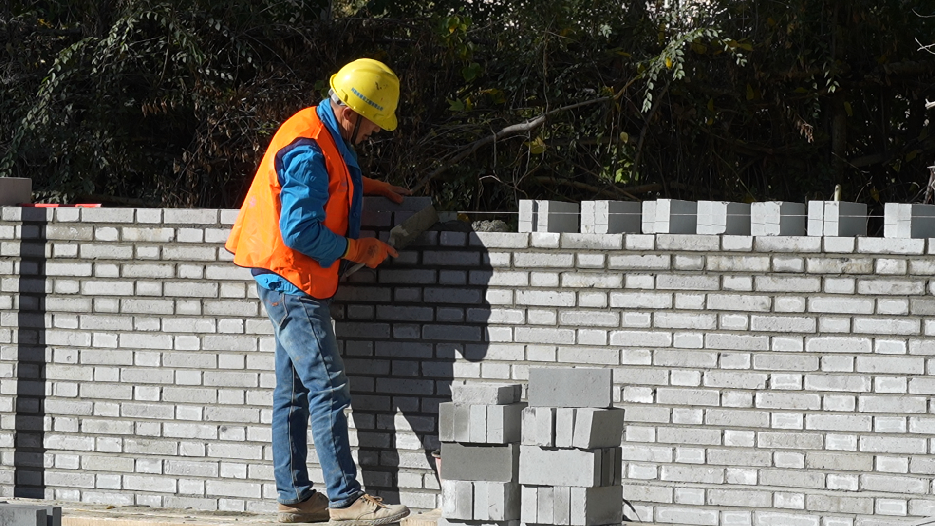 工人正进行最后的砌墙作业。