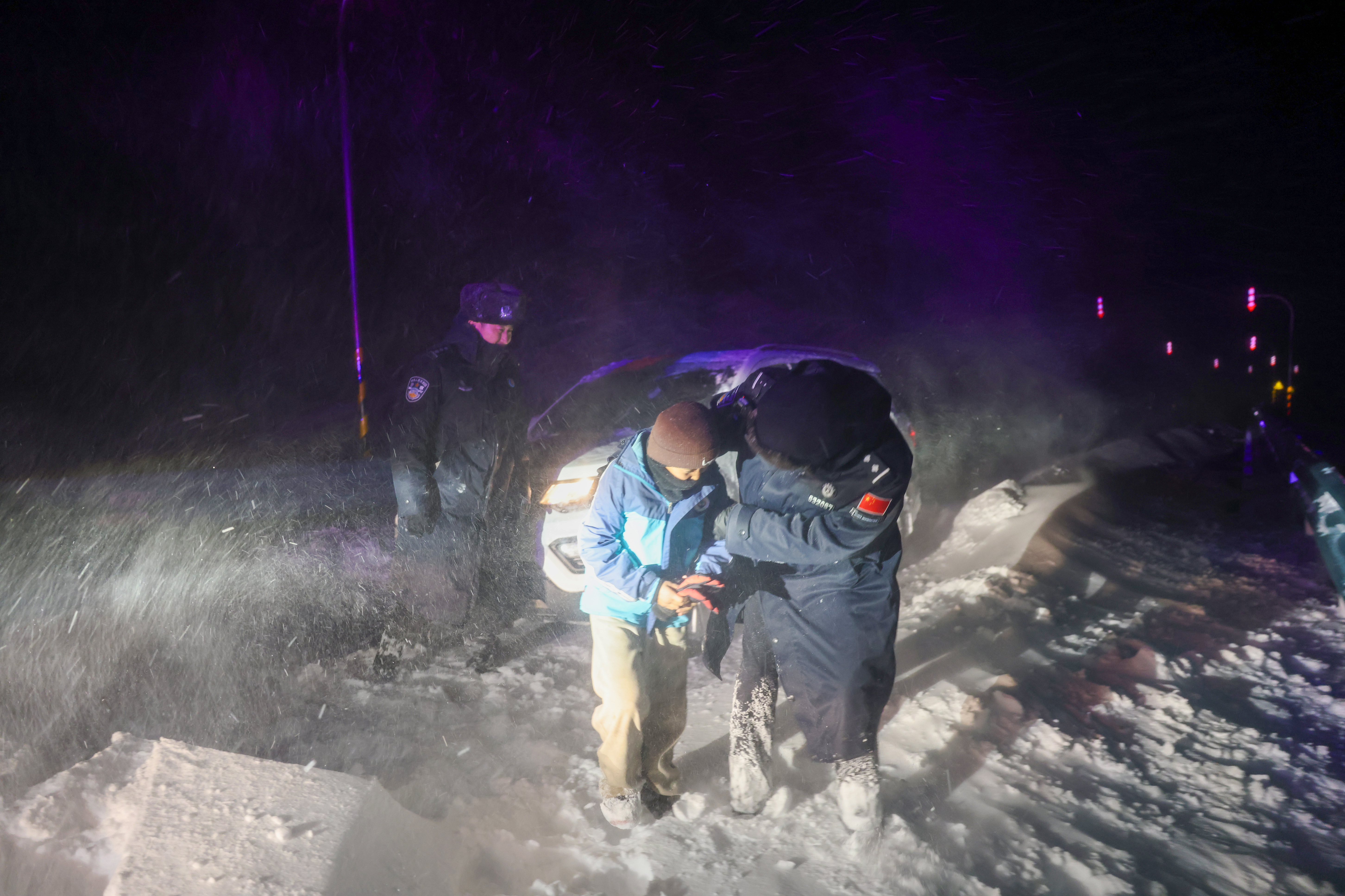 8图为 2025年11月13日,新疆阿勒泰边境管理支队吐尔洪边境派出所民警正在对被困人员进行转移。